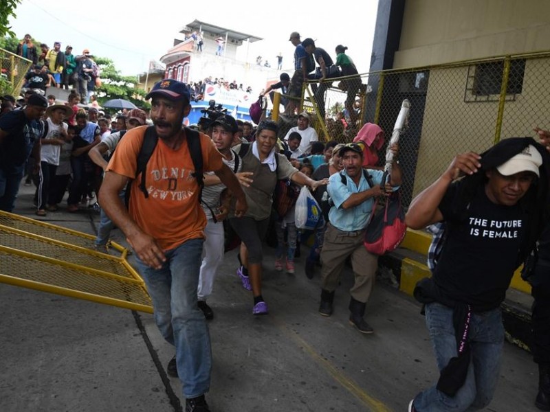 Policías federales contienen a migrantes hondureños