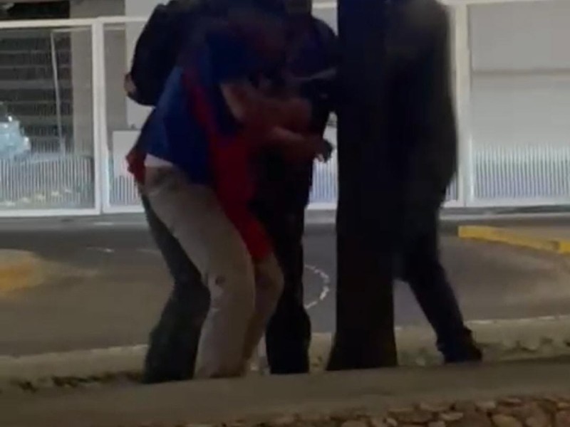 Policías heridos en riña están fuera de peligro