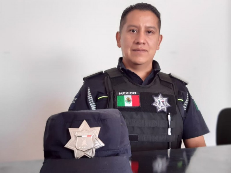 Policías invitan a no salir de casa