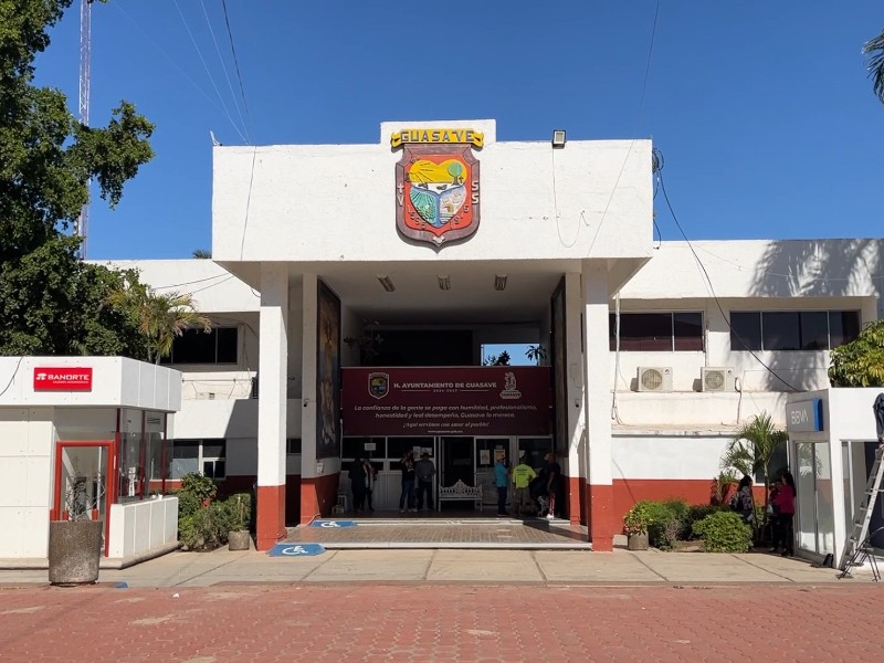Policías jubilados bloquean Palacio Municipal denunciando discriminación