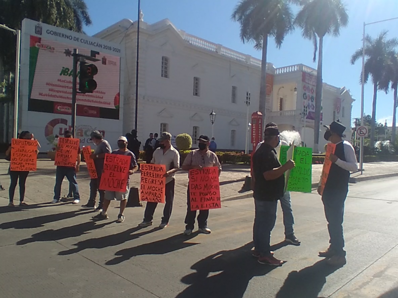 POLICÍAS JUBILADOS OBSTRUYEN PASO DE AV. ALVARO OBREGÓN