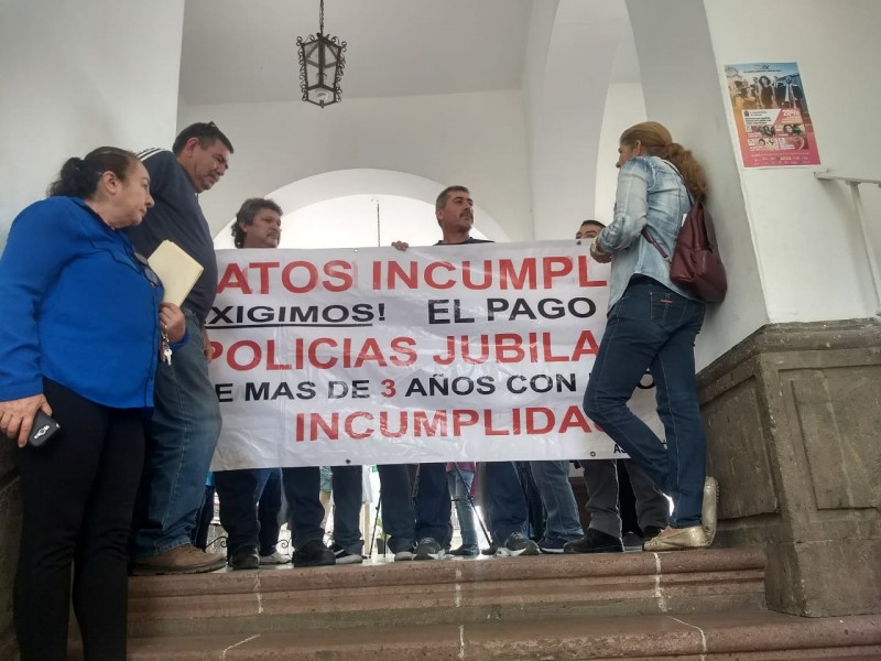Policías Jubilados toman el Ayuntamiento de Culiacán