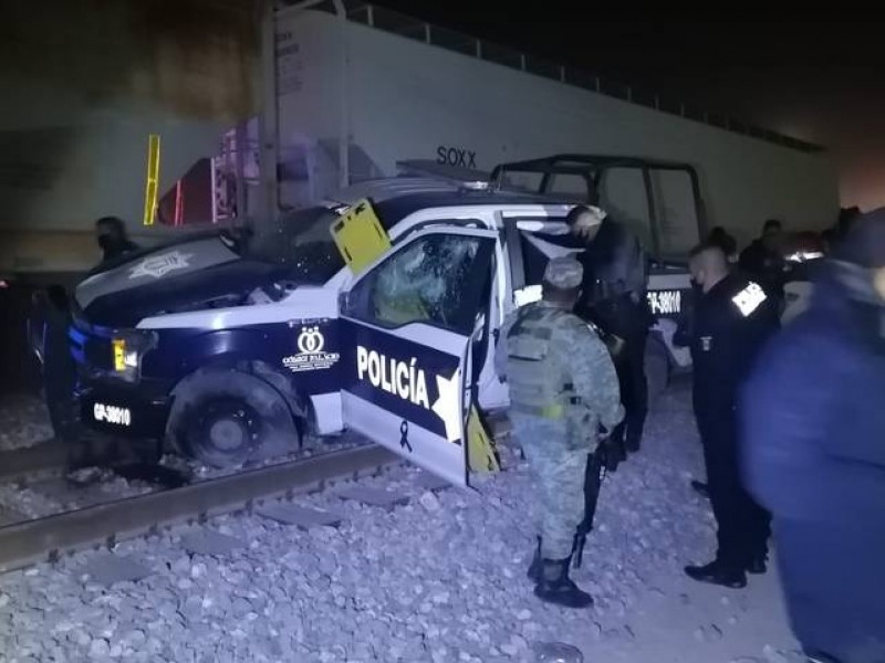 Mueren policías tras intentar ganarle al paso al tren