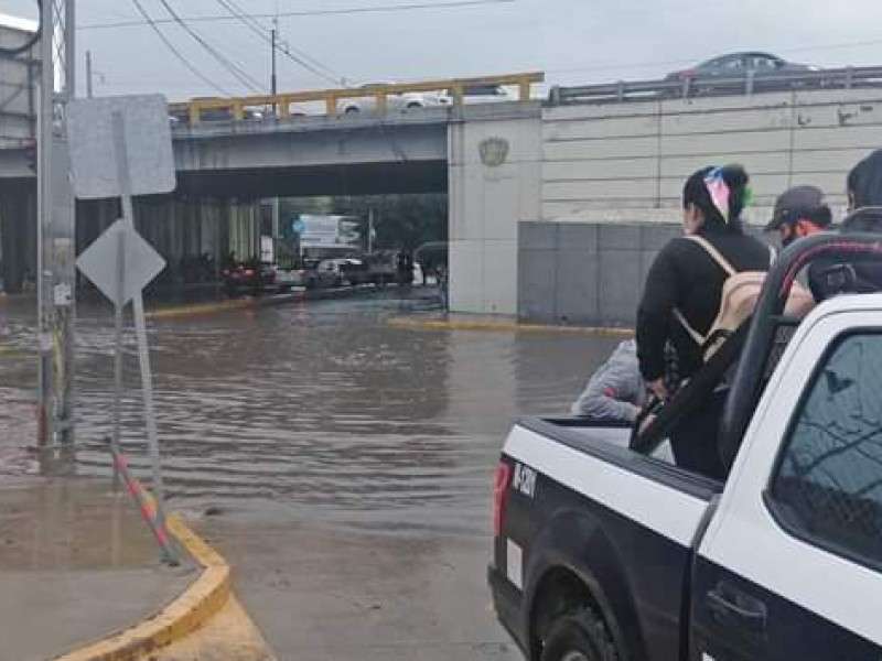 Policías municipales apoyan a ciudadanos tras fuerte lluvia