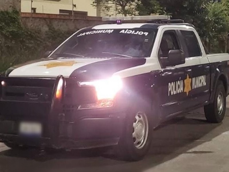 Policías municipales aseguran a una persona en posesión de sustancias