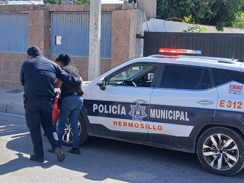 Policías municipales auxilian a invidente extraviada