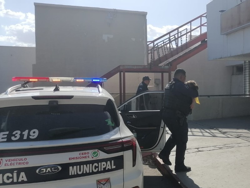 Policías municipales auxilian a menor con problemas de salud
