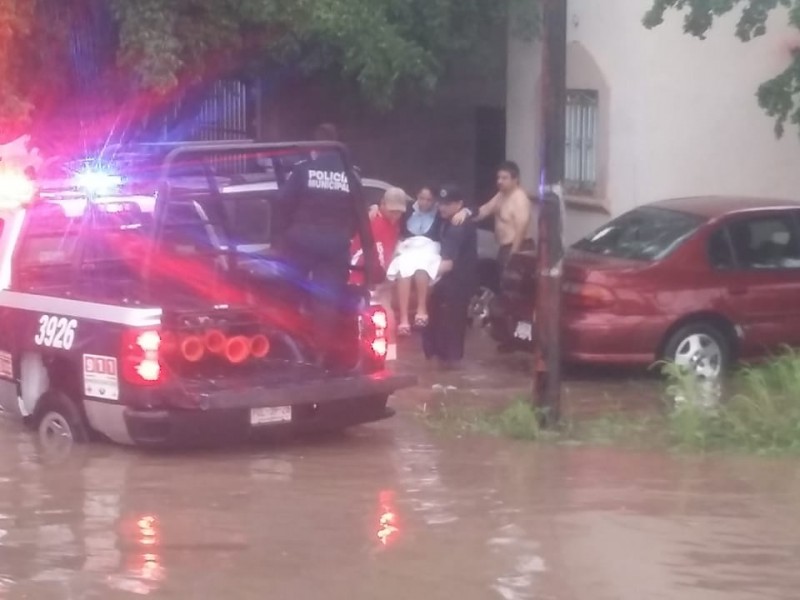 Policias municipales, coadyuvan en evacuación de vecinos.