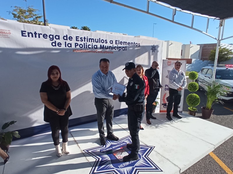 Policías municipales de Hermosillo reciben estímulos económicos por méritos