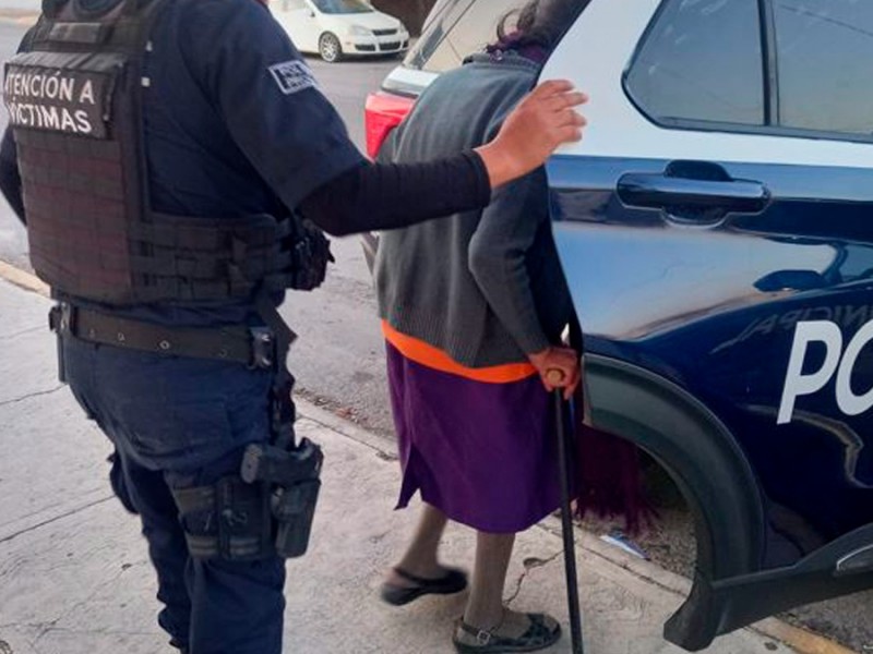 Policías municipales de Querétaro apoyan a Adulta Mayor