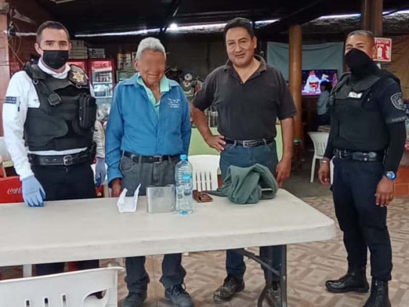 Policías municipales de Querétaro regresan a casa a adulto extraviado