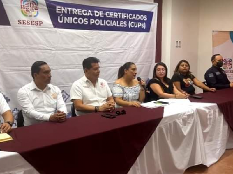 Policías municipales de Salina Cruz reciben Certificados Únicos Policiales (CUPS)