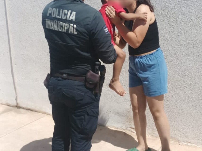 Policías municipales encuentran a niño de tres años extraviado