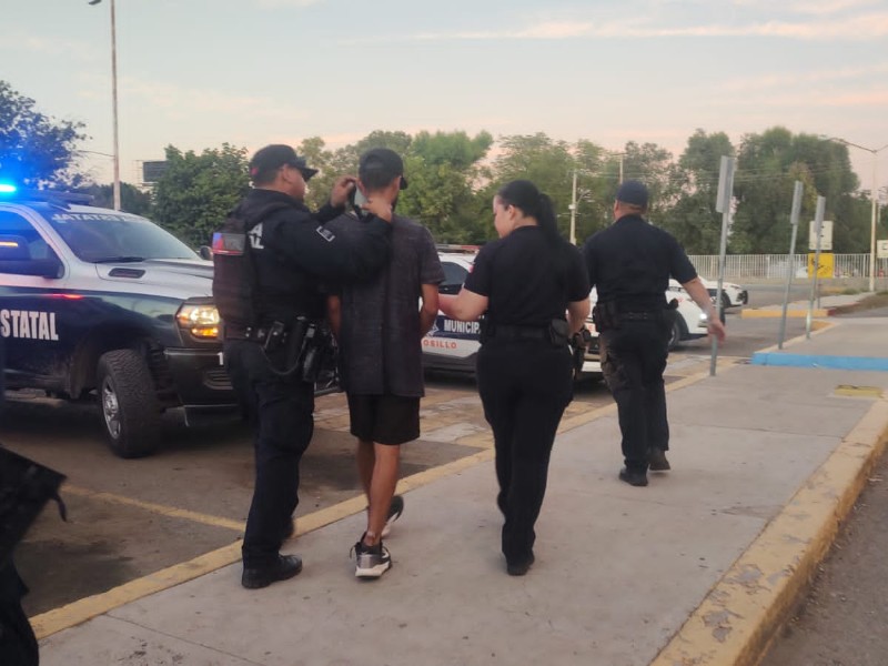 Policías municipales evitan que joven se lance de techo de edificio
