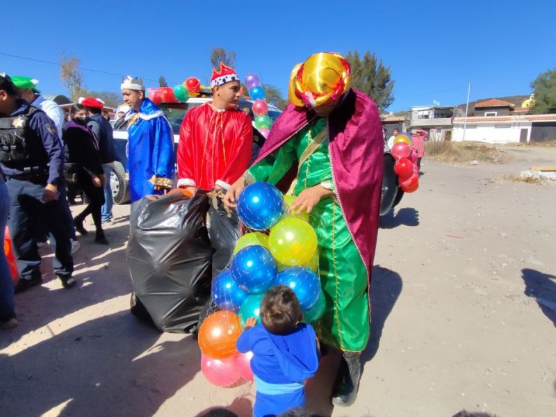 Policías municipales llevan la magia de reyes magos