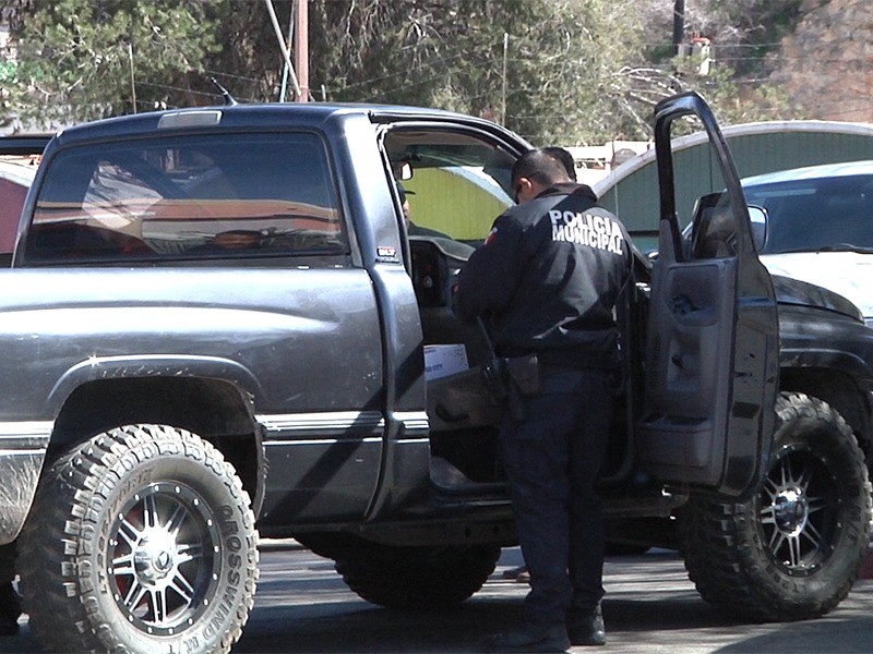 Policías municipales montan retén en garita Dennis Deconcini