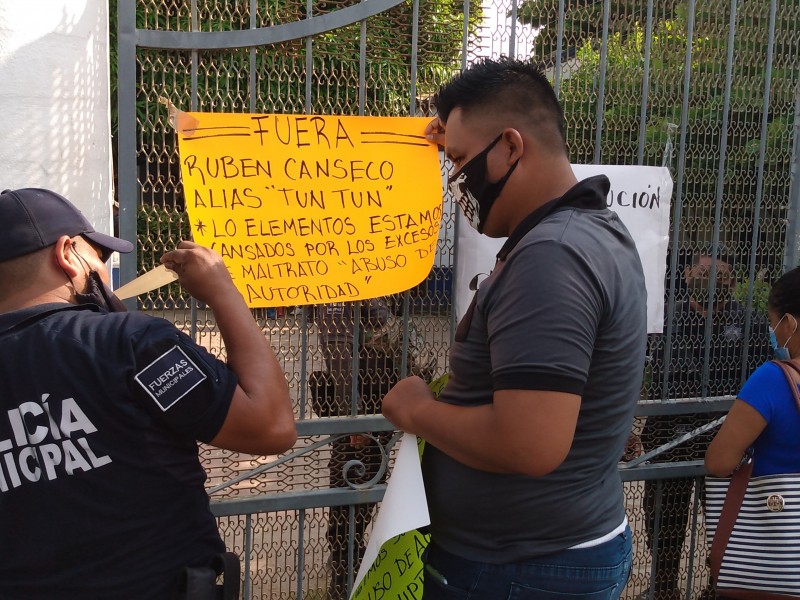 Policías municipales protestan en Tehuantepec, denuncian abuso de autoridad