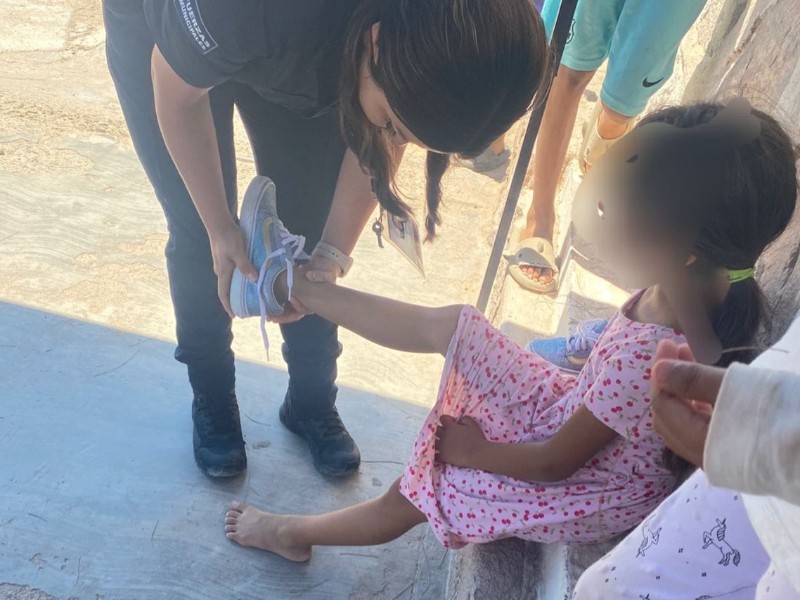 Policías municipales regalan calzado a niña que caminaba descalza
