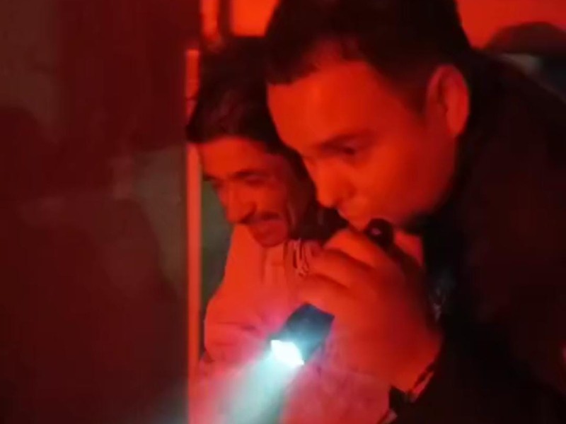 Policías municipales rescatan a hombre durante incendio de vivienda