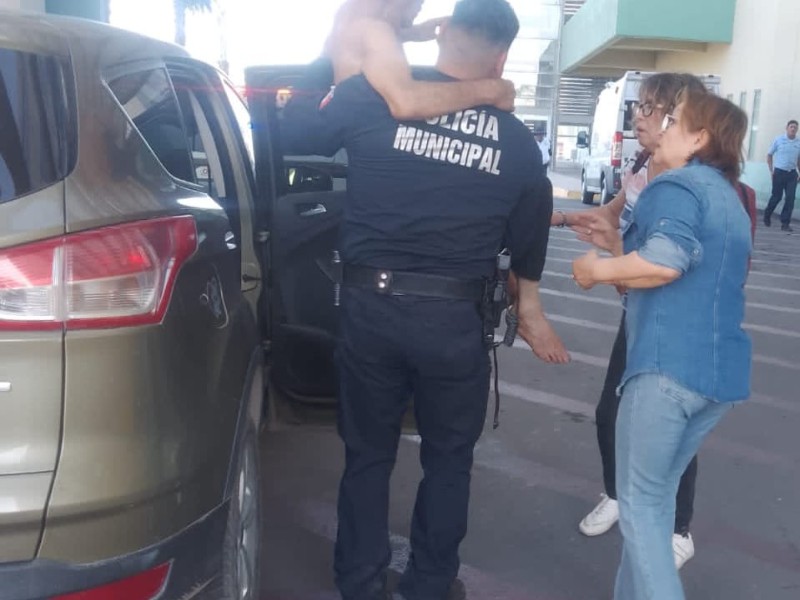 Policías preventivos auxilian a adulto mayor con problemas de salud