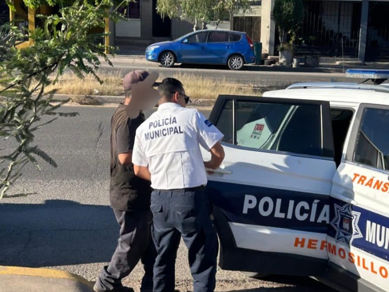 Policías preventivos auxilian a dos personas que presentaron problemas de salud
