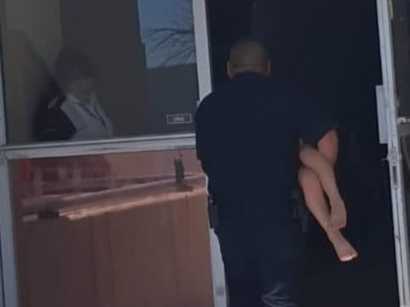 Policías preventivos auxilian a menor con problemas de salud