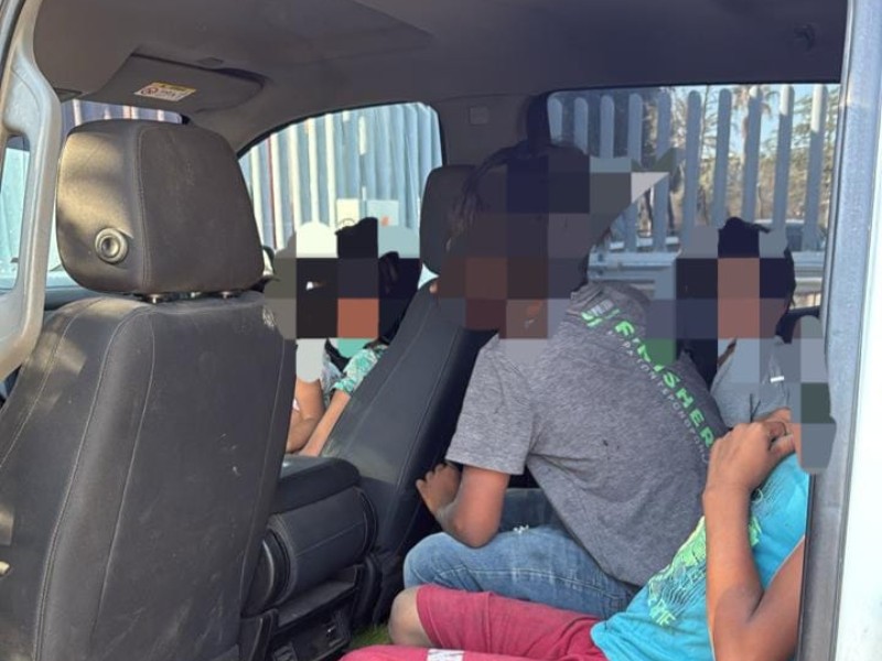 Policías preventivos auxilian a mujer y menores en Bahía de Kino