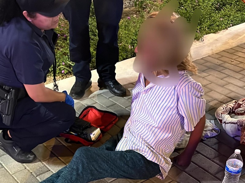 Policías preventivos auxilian a persona tras sufrir golpe de calor