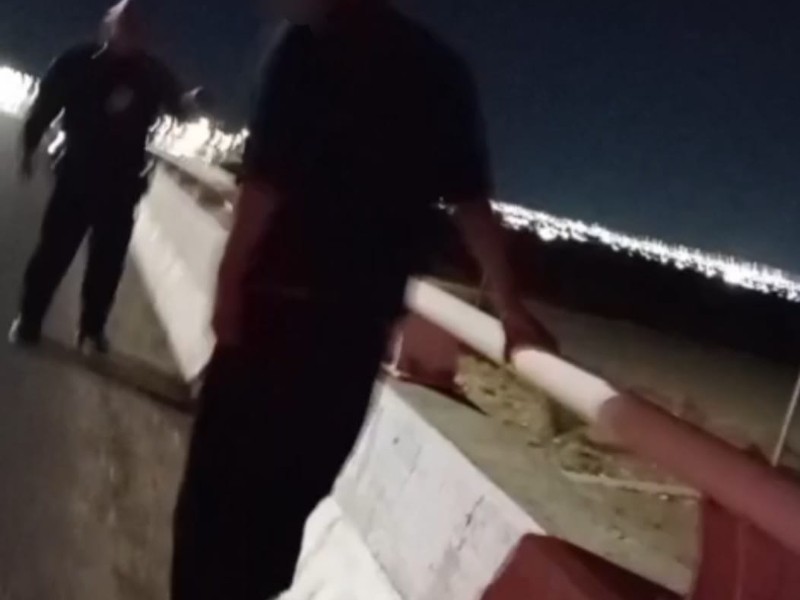 Policías preventivos evitan que joven se arroje de puente