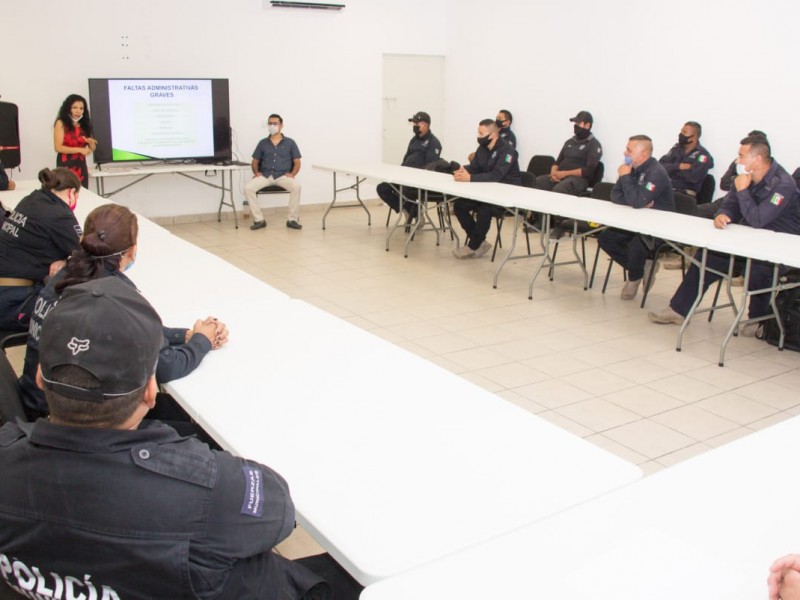 Policías reciben capacitación para no infringir la ley