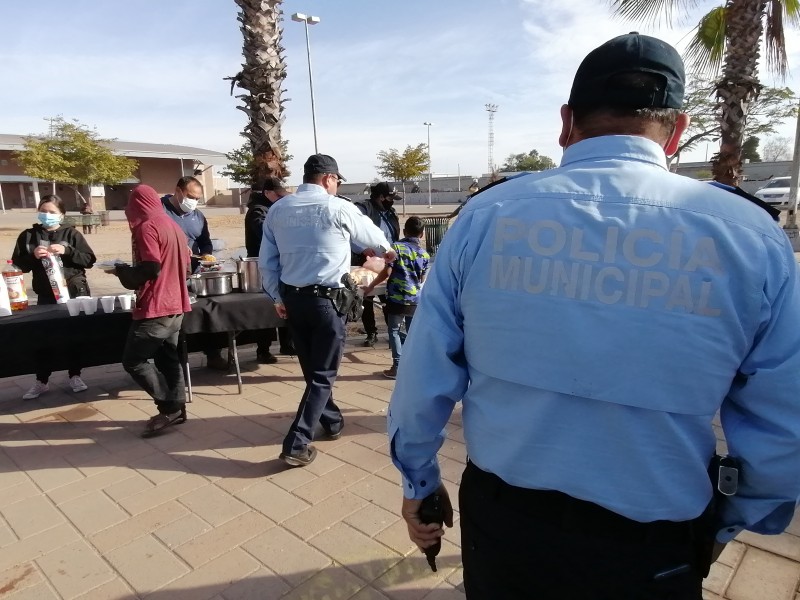 Policías reparten desayunos a personas que lo necesitan