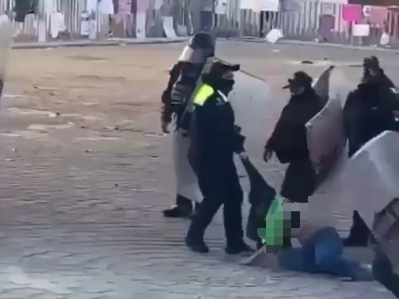 Policías reprimen a feministas terminada la manifestación por 8M