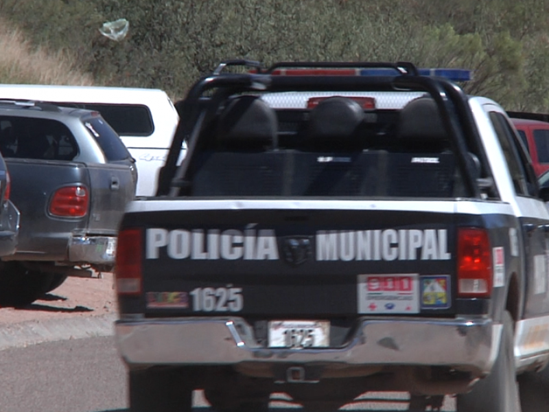 Policías rescatan a taxista