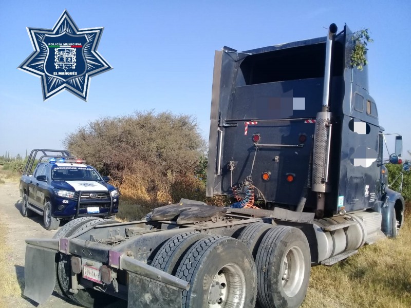 Policías resguardan tractocamión robado