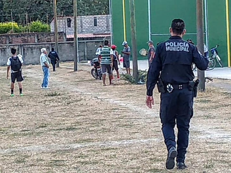 Policías retiran a tecomenses de canchas deportivas