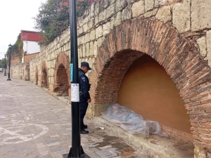 Policías sorprenden a hombre durmiendo bajo arcos Xochimilco transparente plástico
