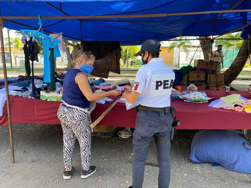 Policías supervisan que ciudadanos usen el cubrebocas