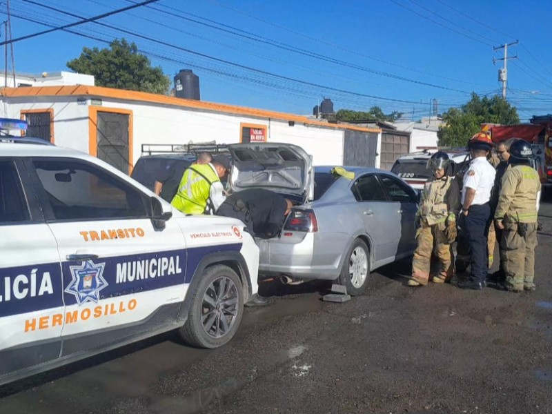 Policías y bomberos auxilian a hombre atrapado en vehículo