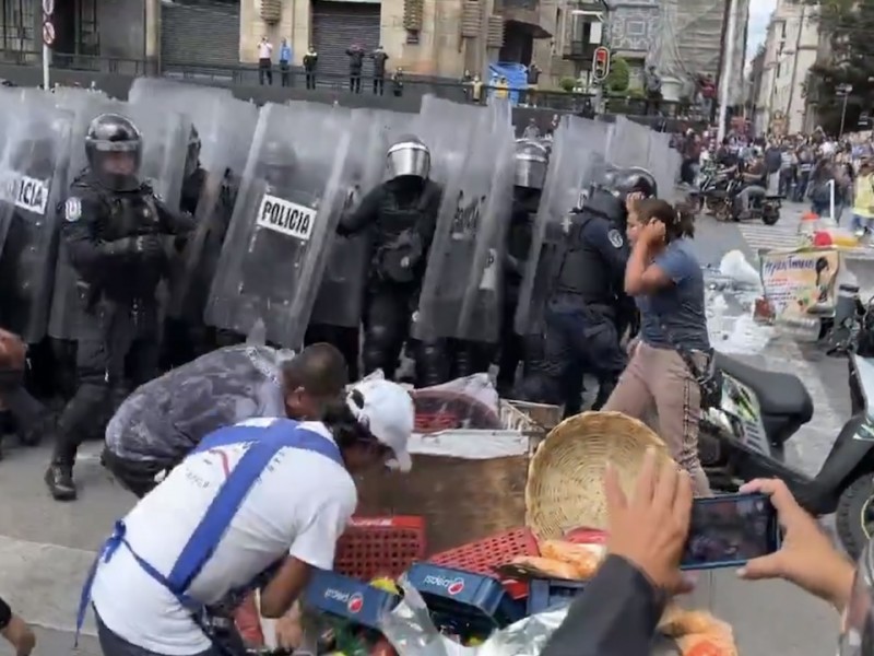 Policías y comerciantes se enfrentan en Eje Central, CDMX