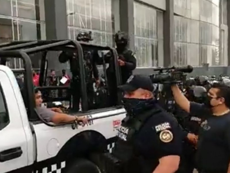 Policías y taxistas protagonizan riña en Xalapa; detienen a seis