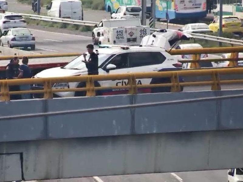 Policías salvan a joven en n situación de riesgo de un puente