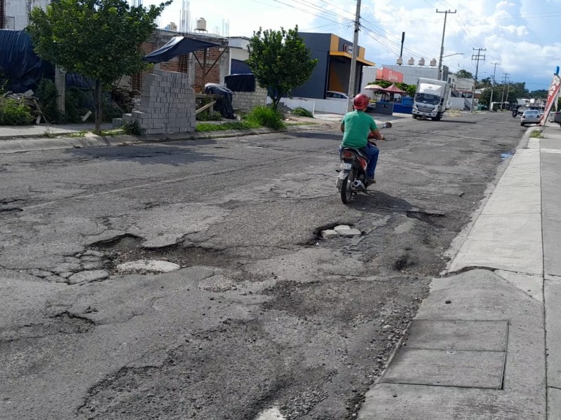 Ponchaduras y caídas de motociclistas por enormes baches en calle Mariano Pérez