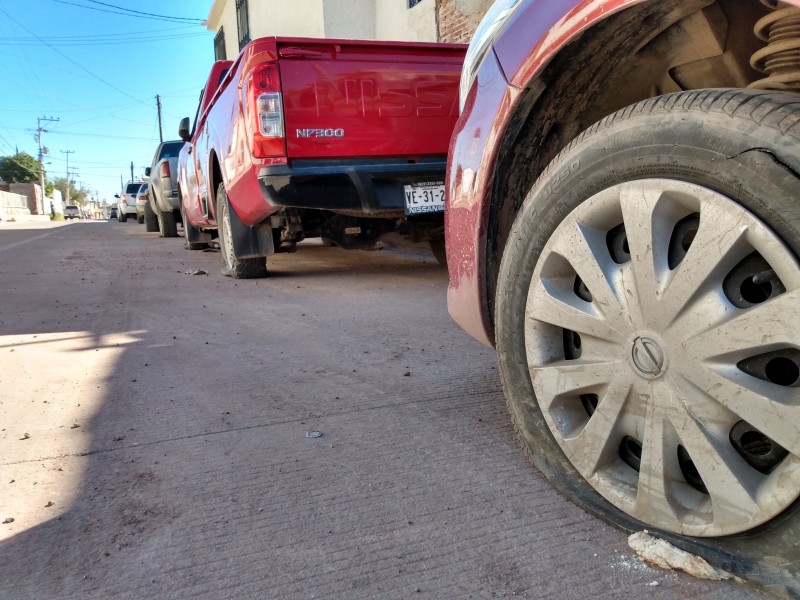 Ponchan autos de cuadras enteras, vecinos piden seguridad