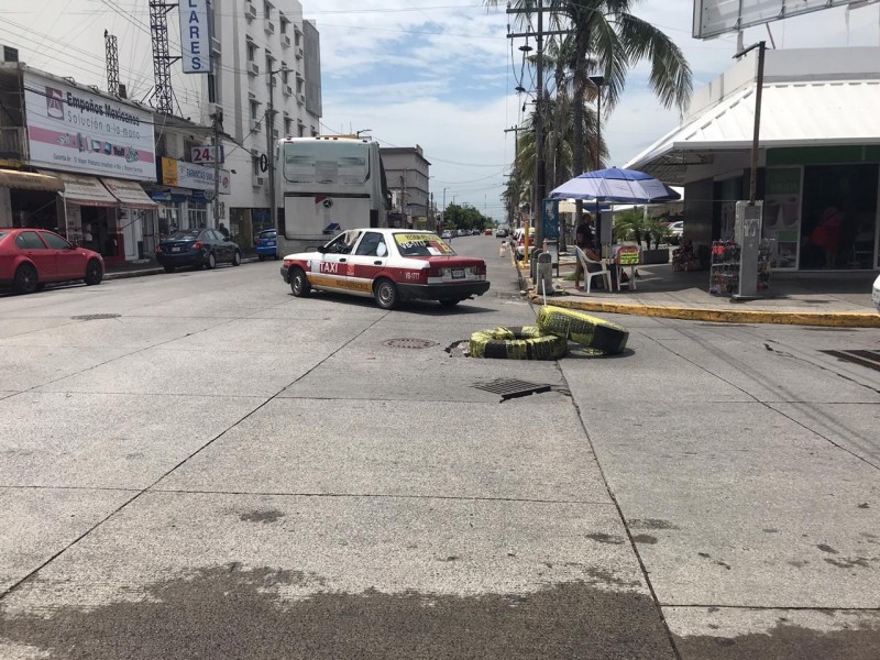 Pone en peligro a automovilistas, hundimiento en Lafragua.