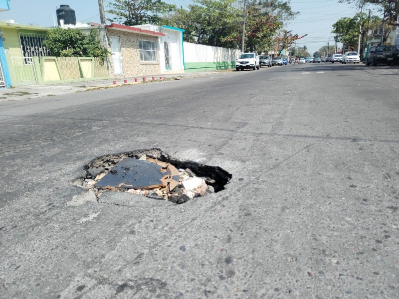 Pone en riesgo hundimiento a automovilistas.