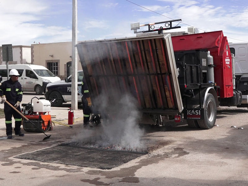 Ponen a prueba nueva máquina térmica de bacheo