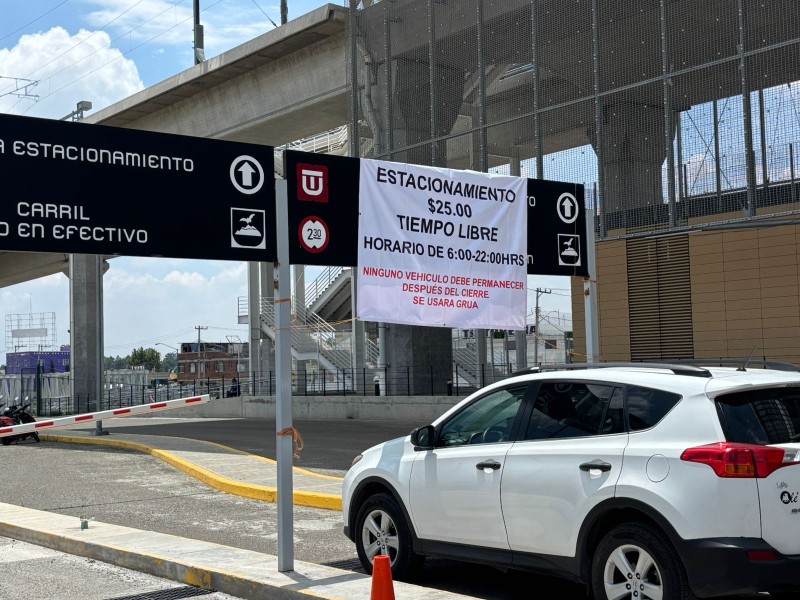 Ponen en marcha cobro de estacionamientos del tren 