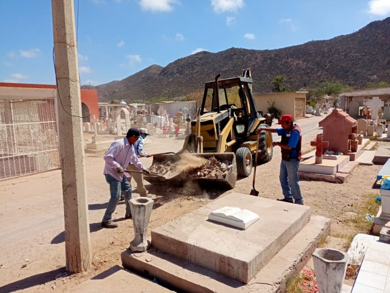 Ponen en marcha trabajos de limpieza en Panteón Municipal