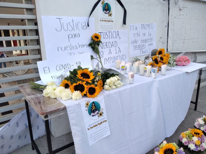 Ponen ofrenda floral a estudiante de medicina atropellada