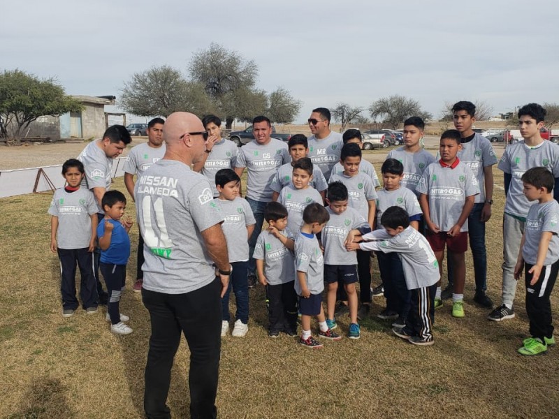 'Pony' Ruiz abre academia de futbol